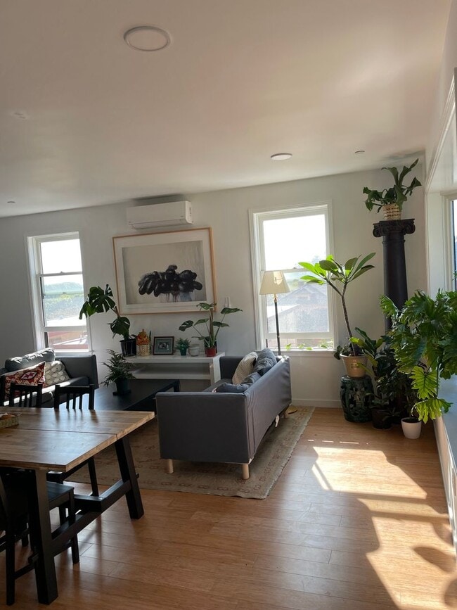 Building Photo - Viewing Schedule: Please call Shami at (41...