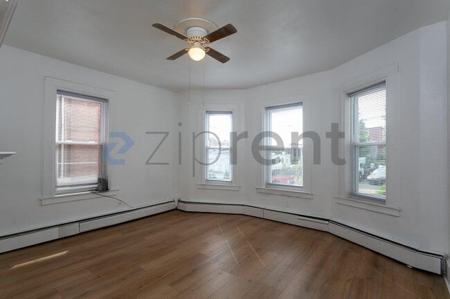 Building Photo - Unit 1R