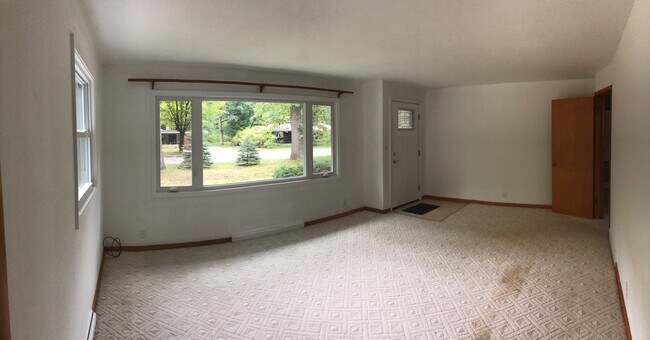 Building Photo - Spacious 3BR Home on Quiet Cul-de-Sac – Minutes from Downtown TC!