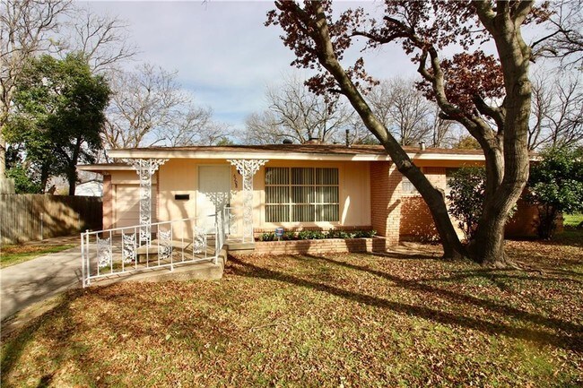 Foto del edificio - 6708 Hemsell Pl