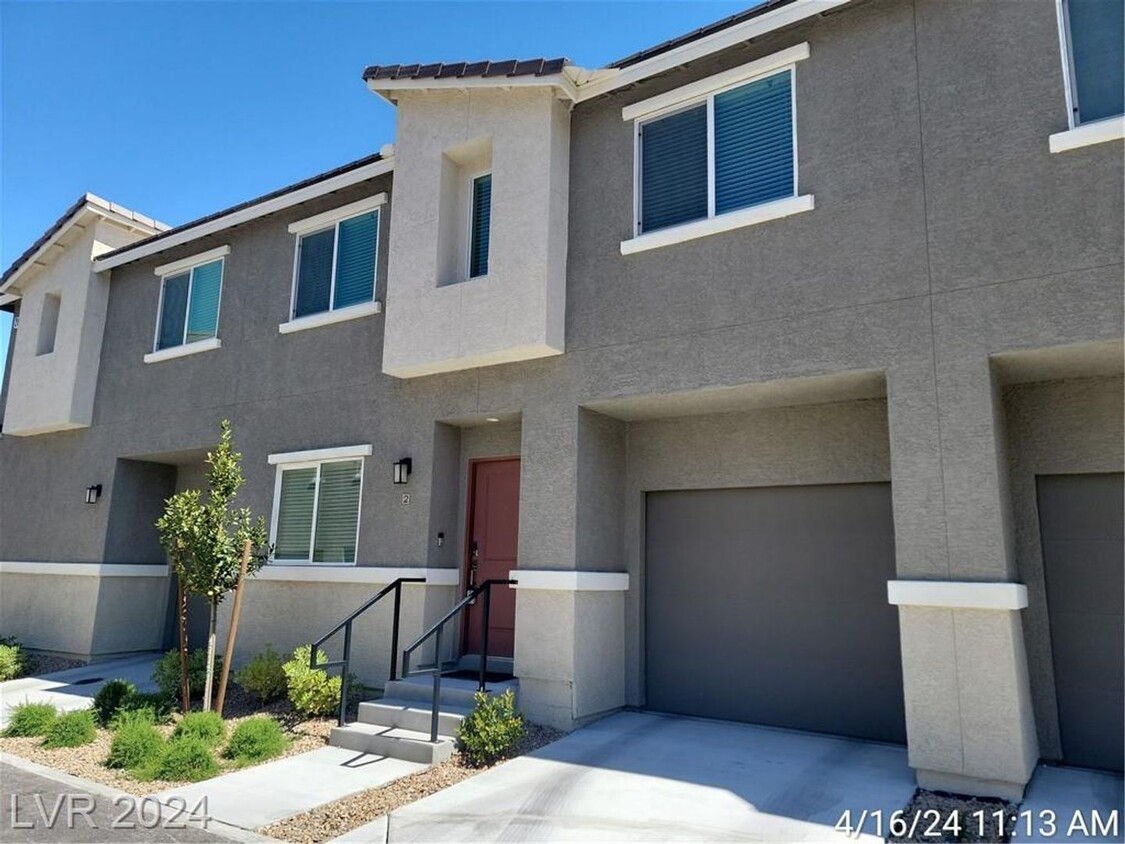 Primary Photo - 3 BED, 2 BATH TOWNHOME ON THE SOUTH END OF...