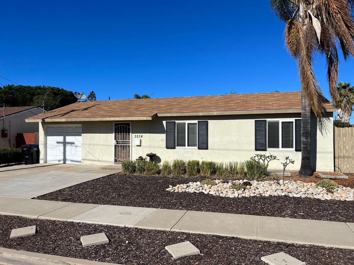 Foto principal - Beautiful 3B/1BA w/ Large Backyard & Washe...