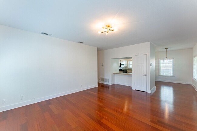 Foto del edificio - Captivating 3 Bedroom, 2 Bathroom, One-Sto...