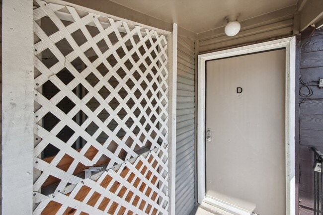 Building Photo - 2 Bedroom 2 Bath Condo across from communi...