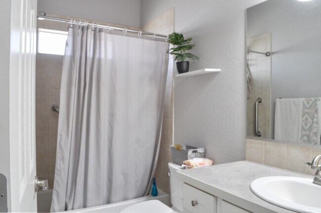 Foto del edificio - 2500 Heather Ln