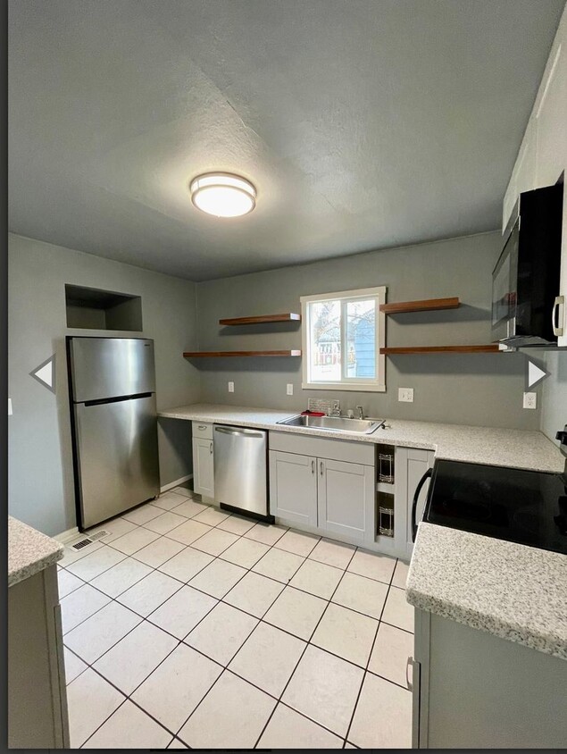 Primary Photo - Available Now! Pet-Friendly Updated 2 Bedr...