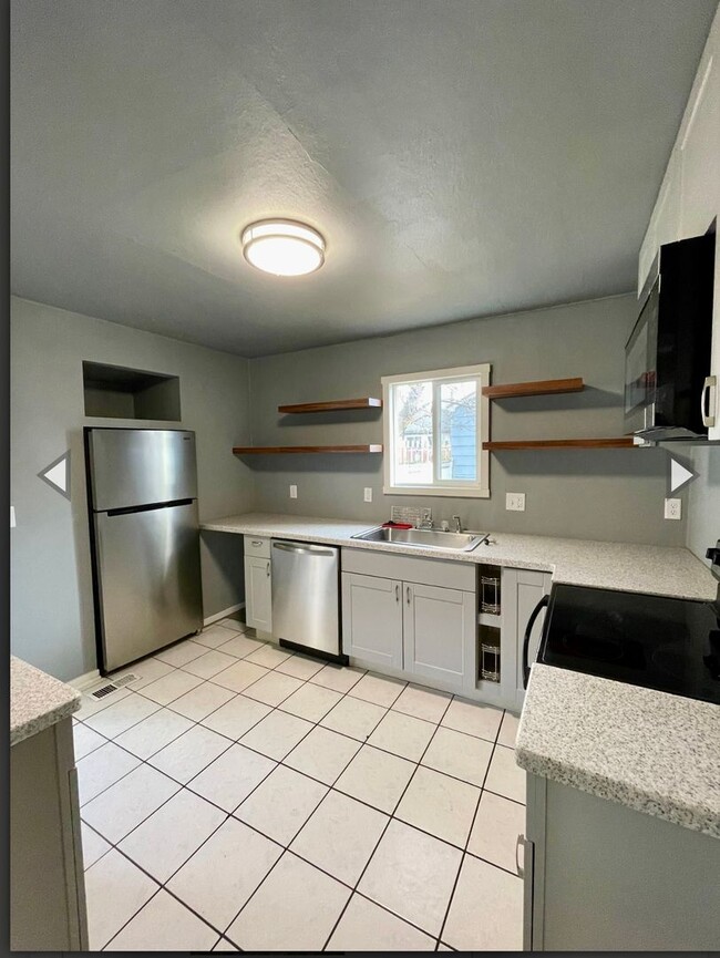 Building Photo - 2409 Applegate Ave