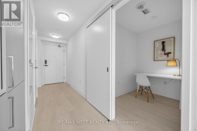 Photo du bâtiment - 3900 Confederation Pkwy