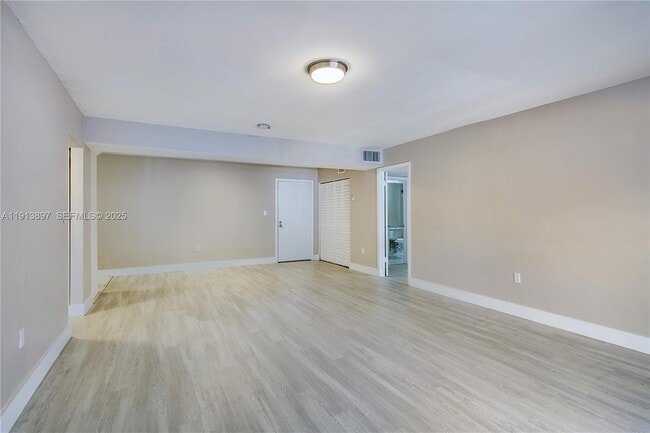 Foto del edificio - 8305 SW 72nd Ave