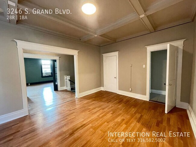Foto del edificio - Huge 2 Bed/1Bath Apt w/Historic Features -...