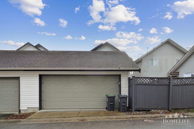 Photo du bâtiment - Spacious 3 Bedroom Home with Finished Basement, Double Garage and Separate Entry in Willoughby, L...
