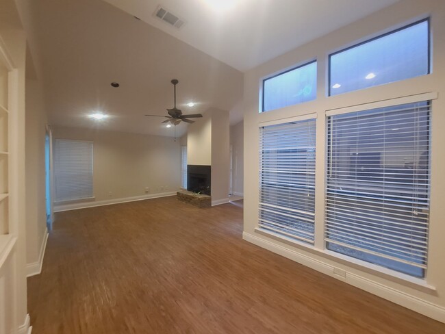 Building Photo - Location Location Location!  Beautiful 2/2...