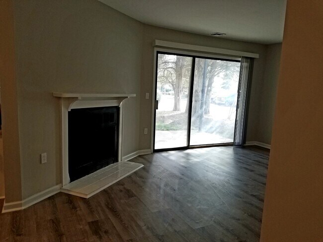 Foto del edificio - 4803 Spring Lake Dr