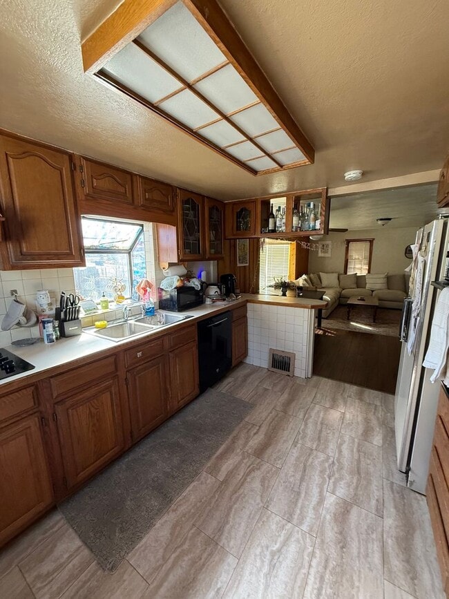 Building Photo - 4 Bedroom, 2 bath Unit very close to Regis University, restaurants and shops