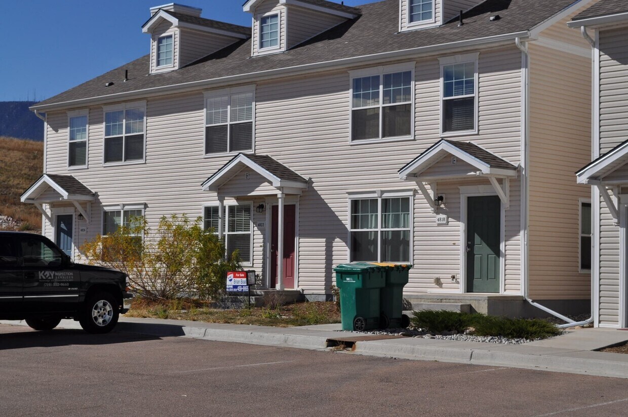 Foto principal - Great looking 2 bed 1.5 bath townhouse nea...