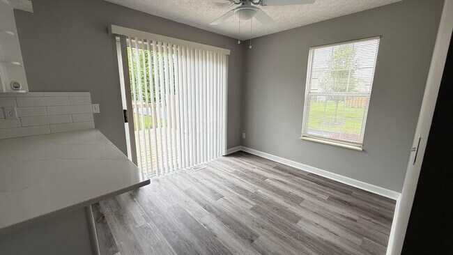 Foto del edificio - 904 Charleston Way Dr