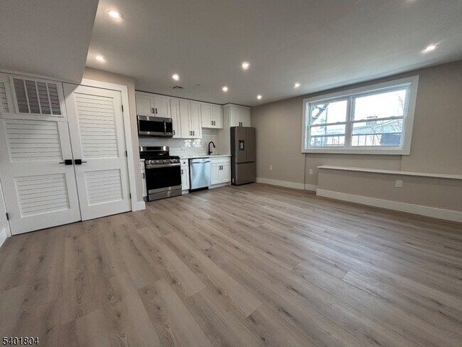 Building Photo - 136 Elm St