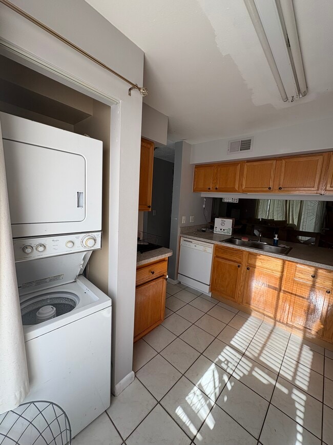 Building Photo - 5104 Sunridge Palms Dr