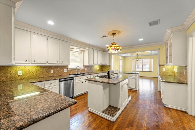 Foto del edificio - 1535 W 25th St
