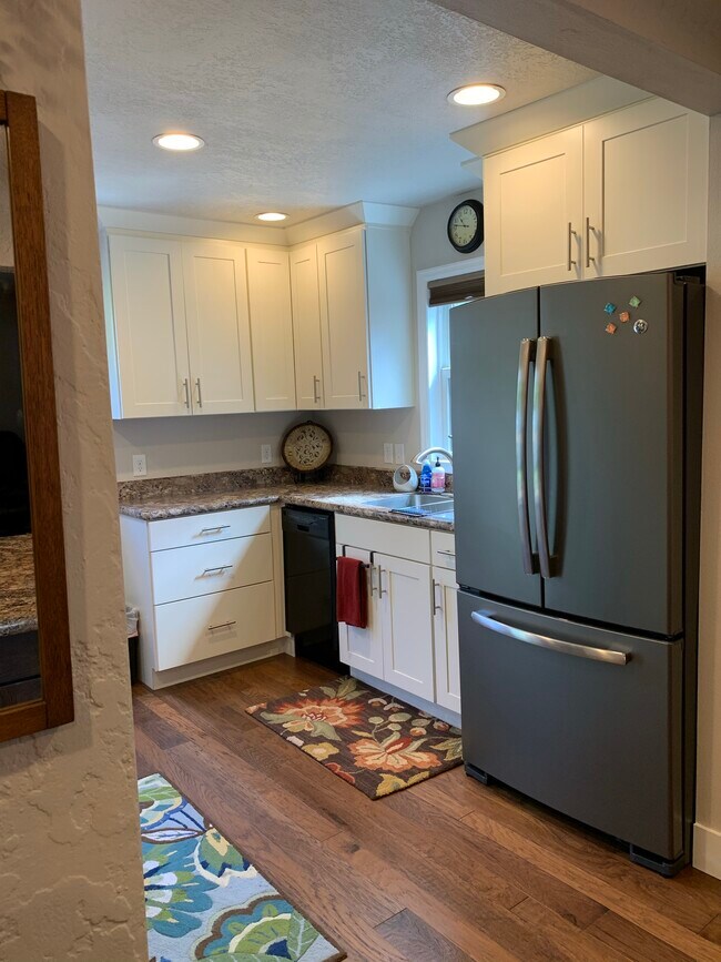 Building Photo - 521 Parkhill Dr