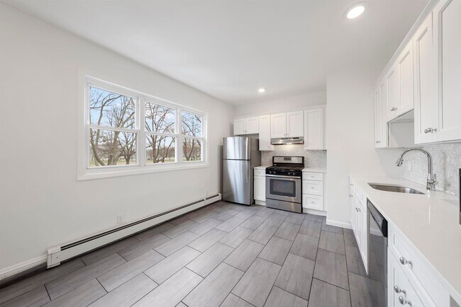 Building Photo - 152 Bentley Ave