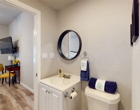 Building Photo - 4507 W Bayshore Dr