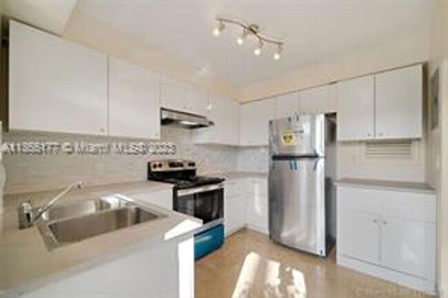 Foto del edificio - Recently Updated 1 Bedroom Condo Available...