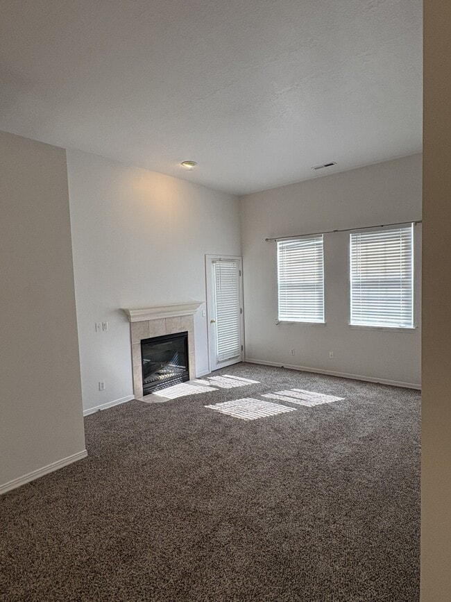 Building Photo - 921 Courtyard Ln