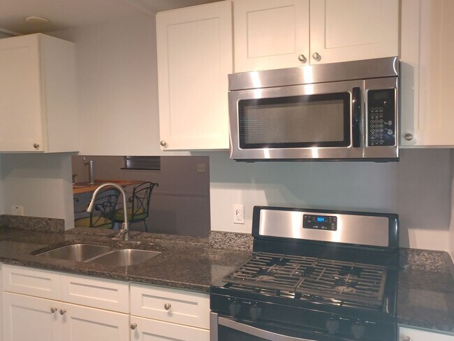 Foto del edificio - COMING EARLY JUNE: ISLAND LIVING IN BOKEELIA: 1 BD / 1.5 BR Front Screened Lanai