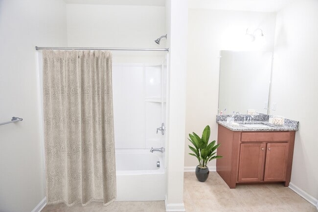 Building Photo - 120 University Ave