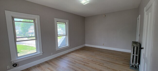 Large Living Room or Bedroom - 47 Pine St