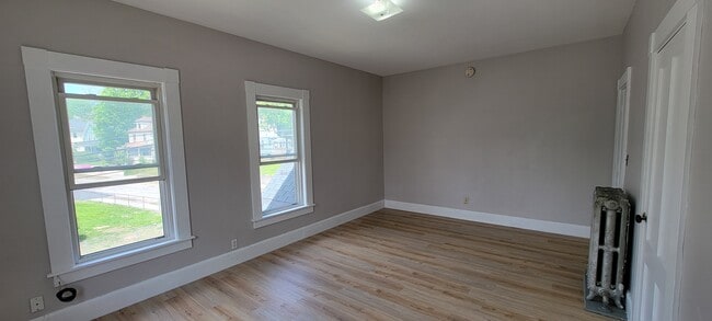 Large Living Room or Bedroom - 47 Pine St