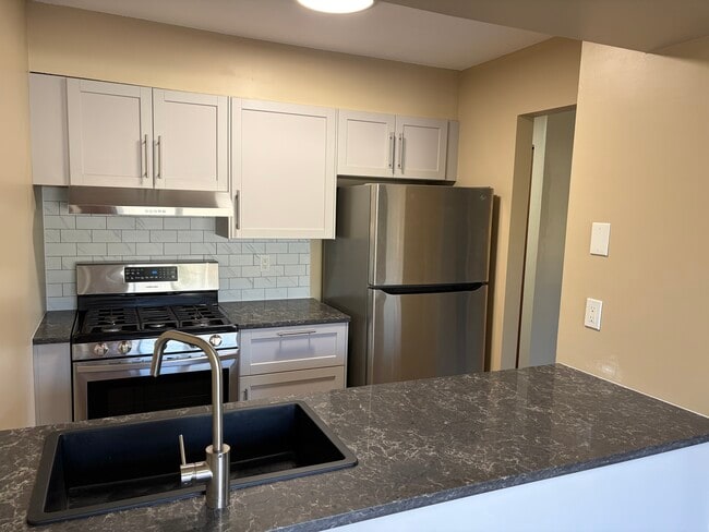 Foto del edificio - 10673 Grouse St NW
