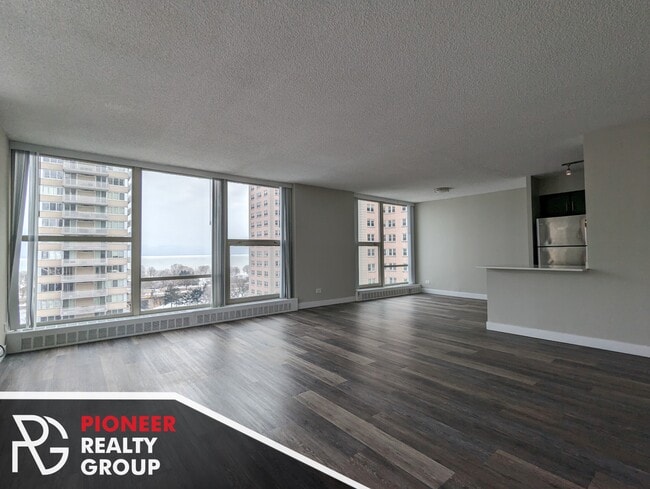 Building Photo - 5556 N Sheridan Rd