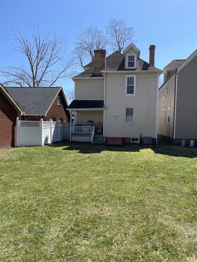 Building Photo - 516 2nd Street, Unit 2