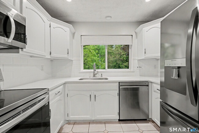 Building Photo - 172 Gillies Ln