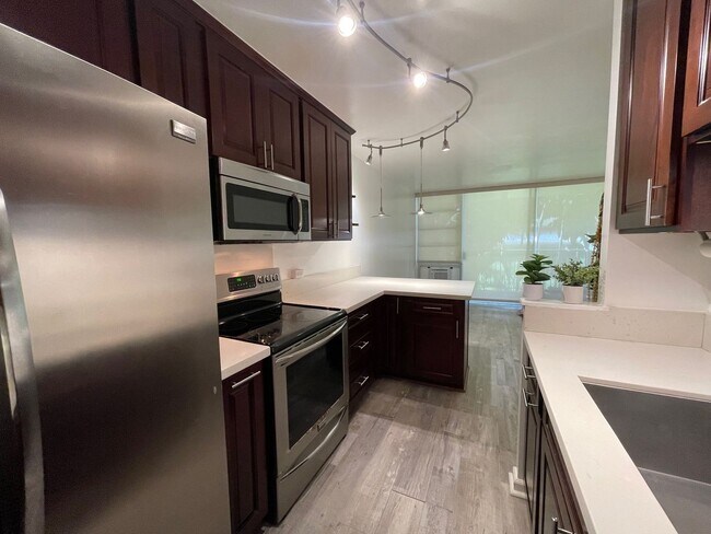 Foto del edificio - Partly Furnished 2-bedroom, 2-bath condo a...