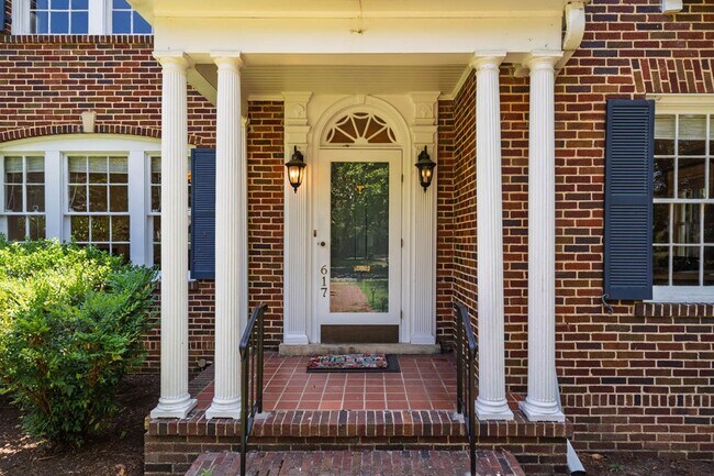 Building Photo - Stunning 3 bedroom FURNISHED MID-TERM RENTAL home in historic downtown Burlington