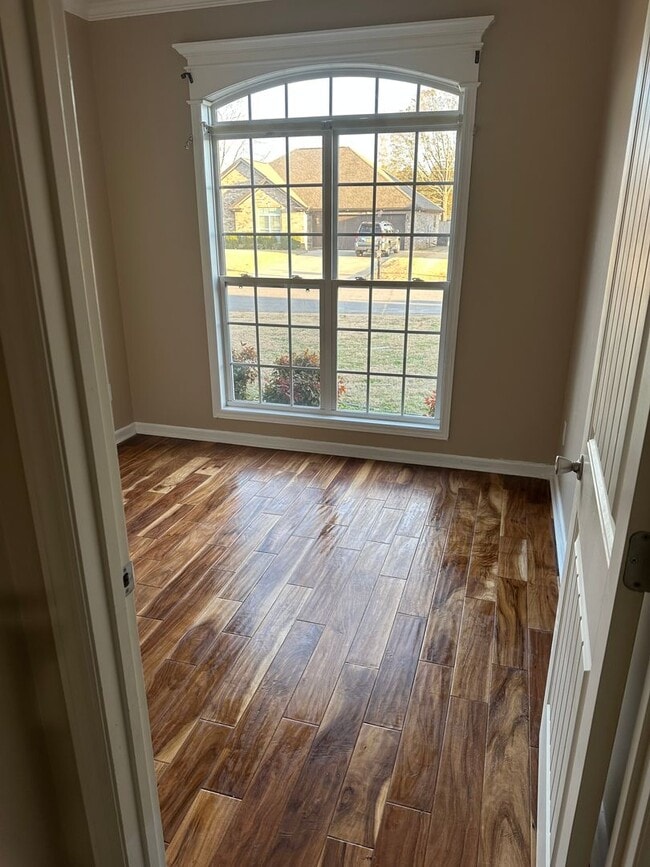 Building Photo - Freshly Updated 3/2 in Muscle Shoals!!