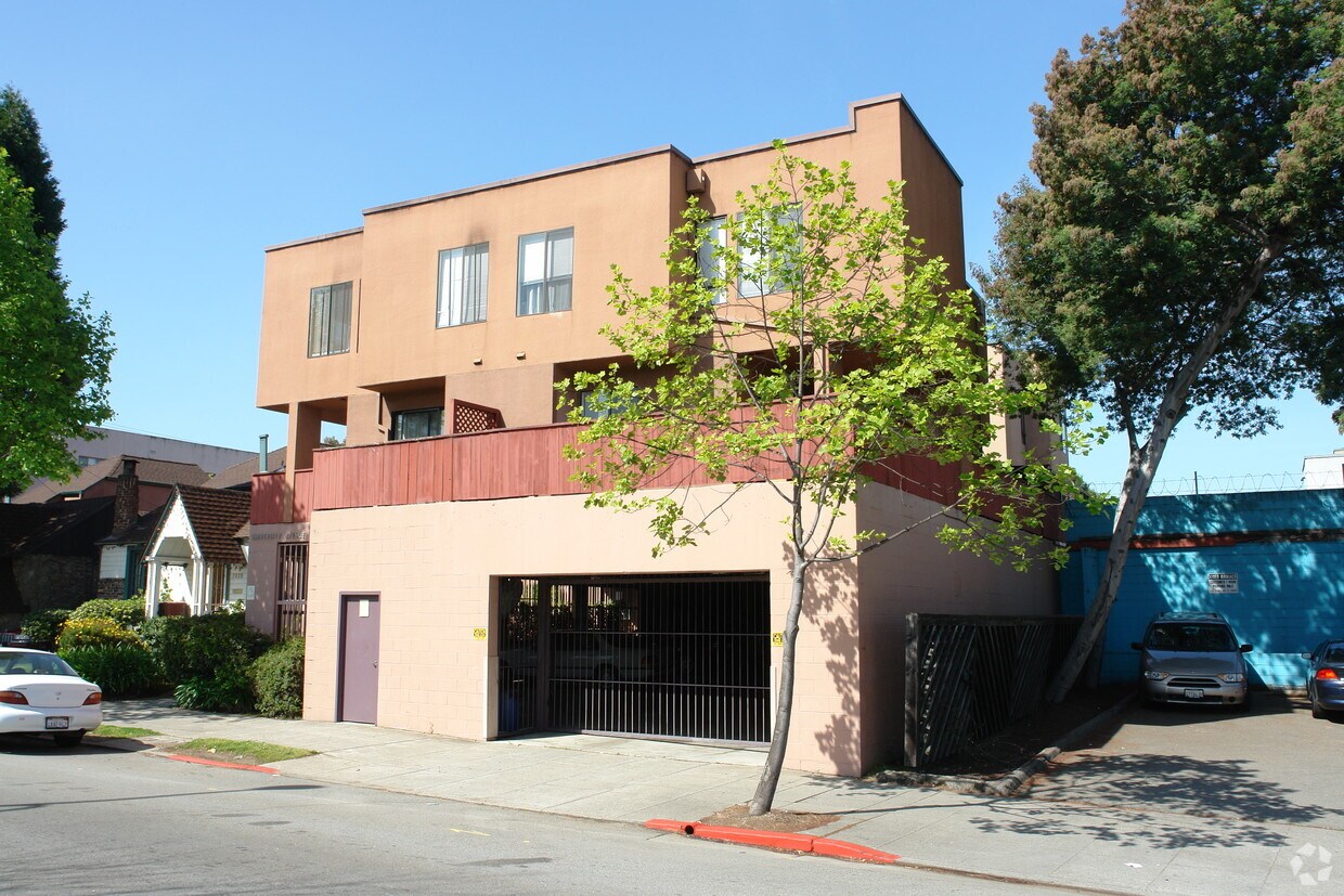 Primary Photo - 2010-2018 Sacramento St