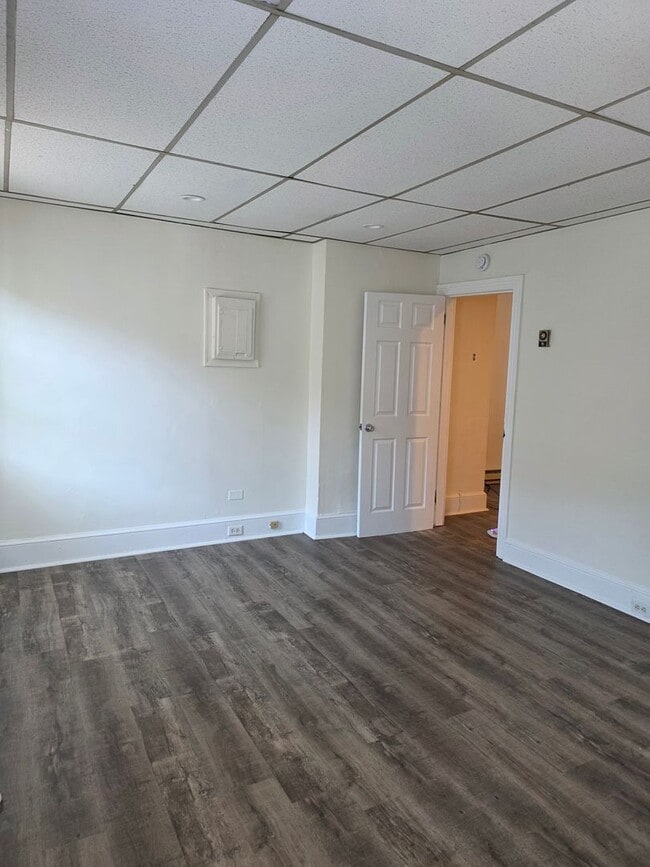 Building Photo - 1420 N Van Buren St