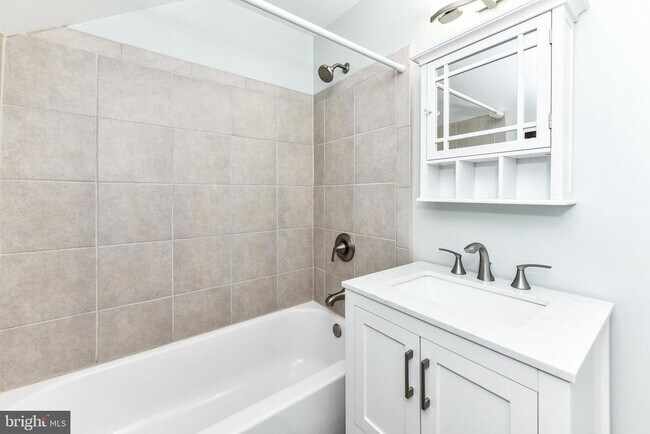 Building Photo - 1028 S Edison St