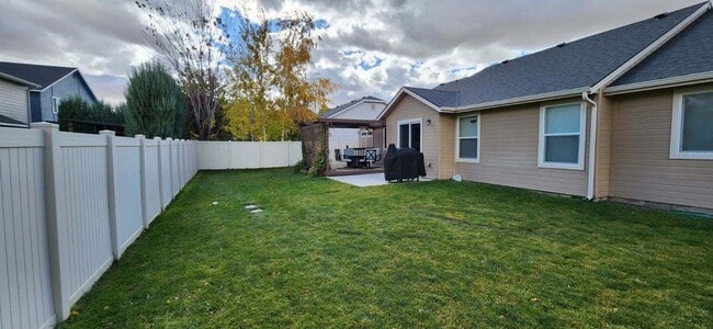 Building Photo - Charming single level 4 bedroom home in Crimson Point community. Spacious open floor plan, oversi...