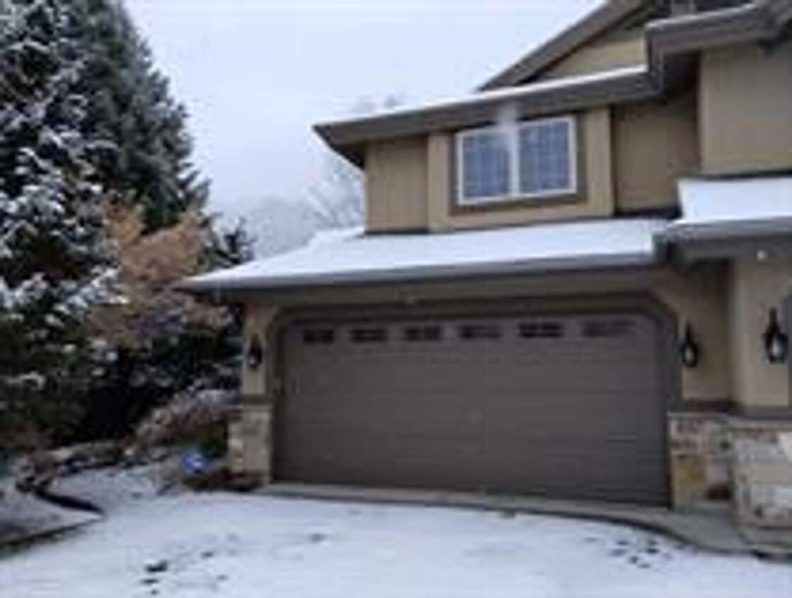 Spacious Cottonwood Heights Home with Vaulted Ceilings & Finished Basement - Spacious Cottonwood Heights Home with Vaulted Ceilings & Finished Basement