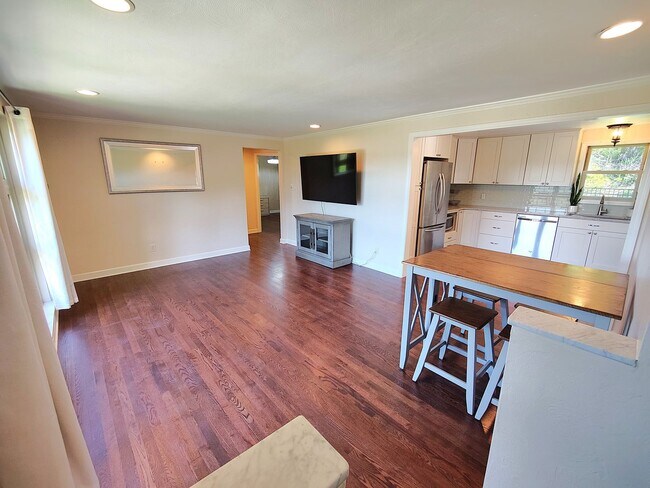 Foto del edificio - *Beautifully Updated & Modern 3BD/1BA Single Family Home Available in Whitehall*