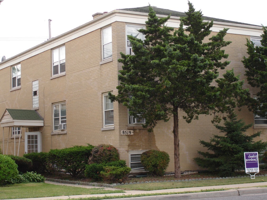 8519 W Cermak Rd, North Riverside, IL 60546 Apartments in North