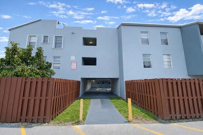 Foto del edificio - 1755 W 60th St