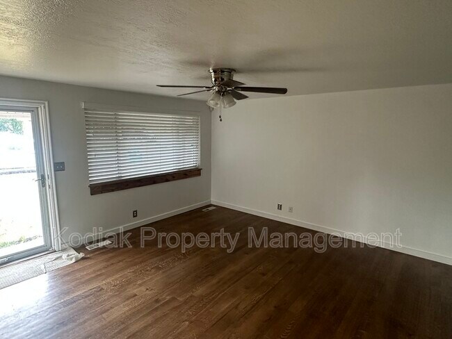 Building Photo - 433 Fern Dr