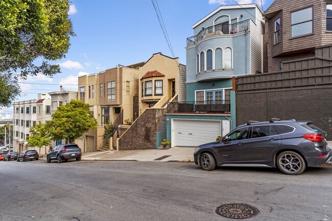 Building Photo - 2 Bed, 2 Bath, 2 Car Parking - Stunning Co...