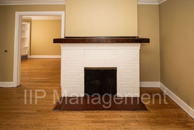 Building Photo - 3BR 1BA (side by side) Duplex in Shaker He...